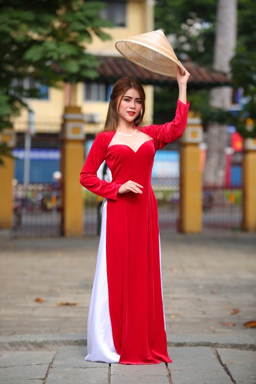红色长袖连衣裙的女人 · 免费素材图片