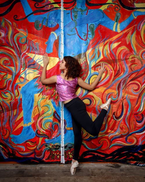 芭蕾舞女演员摆在涂鸦覆盖墙 · 免费素材图片