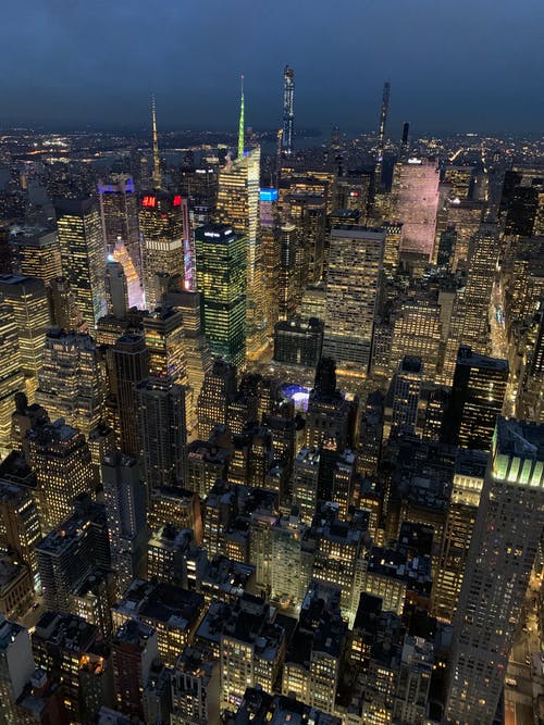 夜间城市建筑的鸟瞰图 · 免费素材图片