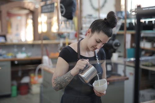 有关倾注, 咖啡师, 女人的免费素材图片