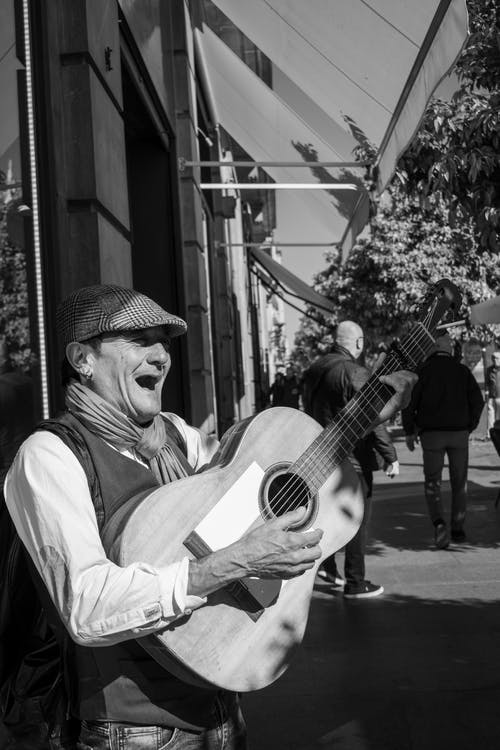 人在街上玩吉他 · 免费素材图片