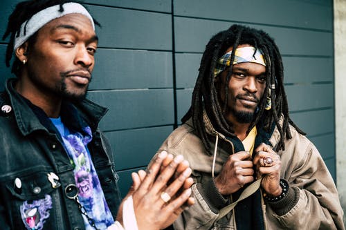 站在彼此身边的男人的照片 · 免费素材图片