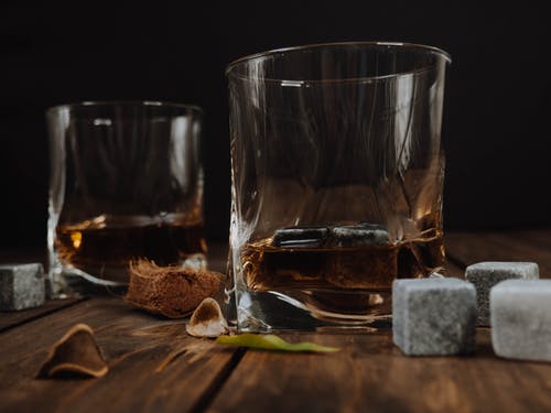 威士忌透明水杯 · 免费素材图片