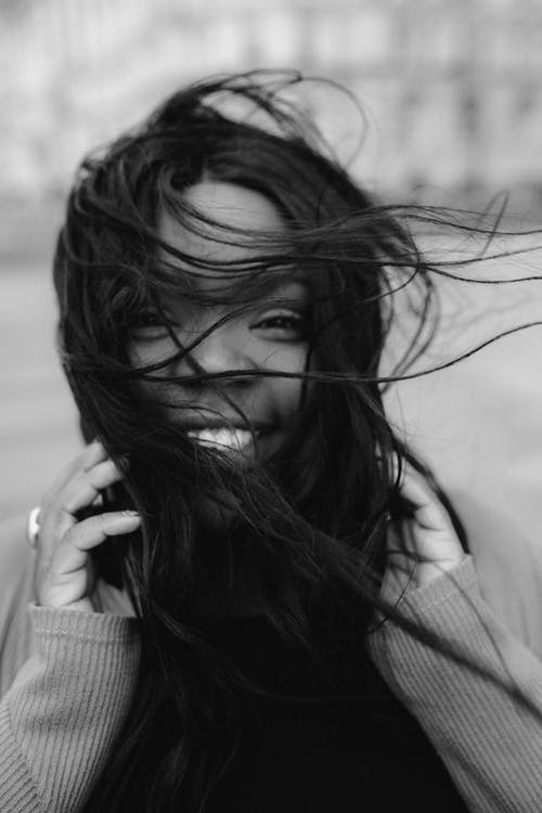 女人微笑的单色照片 · 免费素材图片