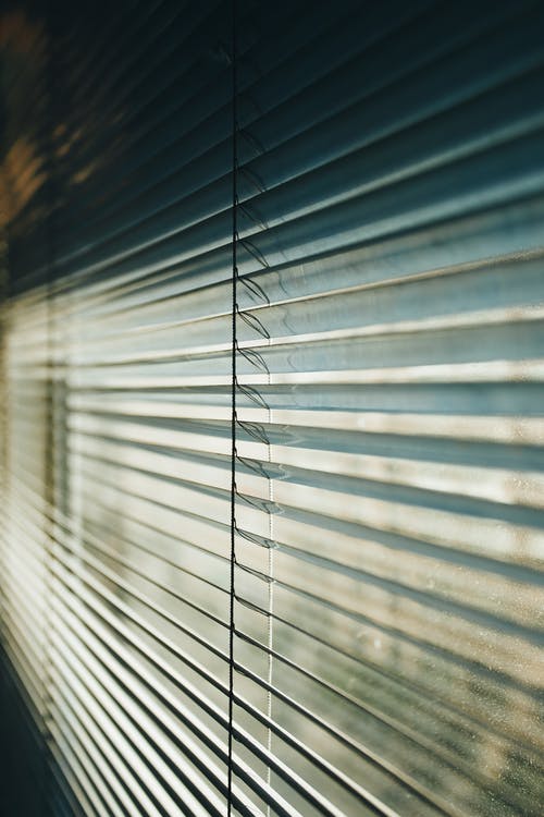 白色金属百叶窗的窗口 · 免费素材图片