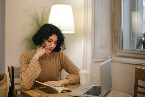 有关MacBook, 咖啡杯, 坐的免费素材图片