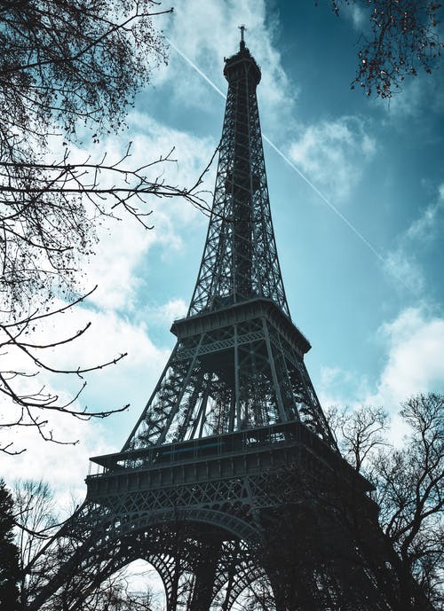 埃菲尔铁塔在蓝蓝的天空下 · 免费素材图片