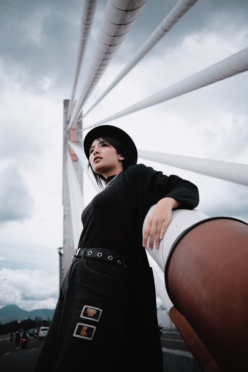 女人戴着黑色软呢帽的照片 · 免费素材图片