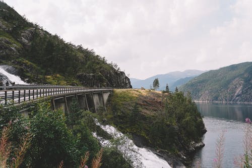 如画的风景，山间河流流过山脉 · 免费素材图片