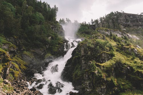 一座山的瀑布 · 免费素材图片