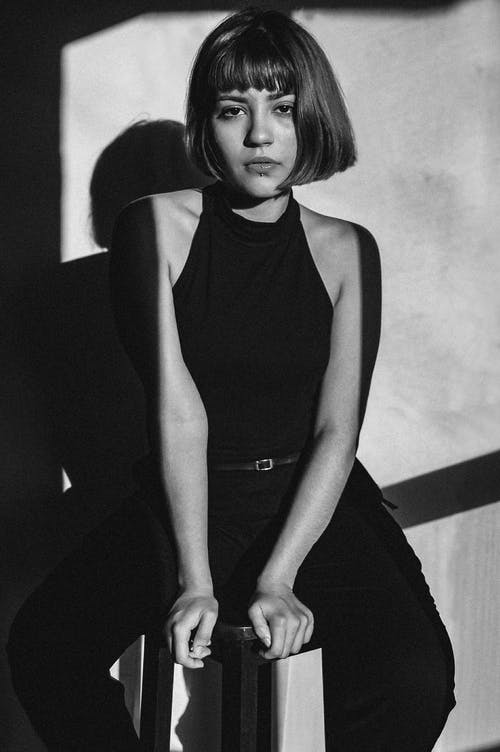 女人坐在凳子上的照片 · 免费素材图片