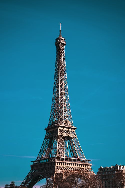 埃菲尔铁塔在蓝蓝的天空下 · 免费素材图片