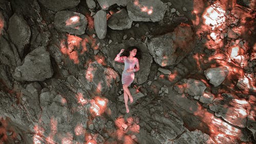 躺在岩石上的女人的照片 · 免费素材图片