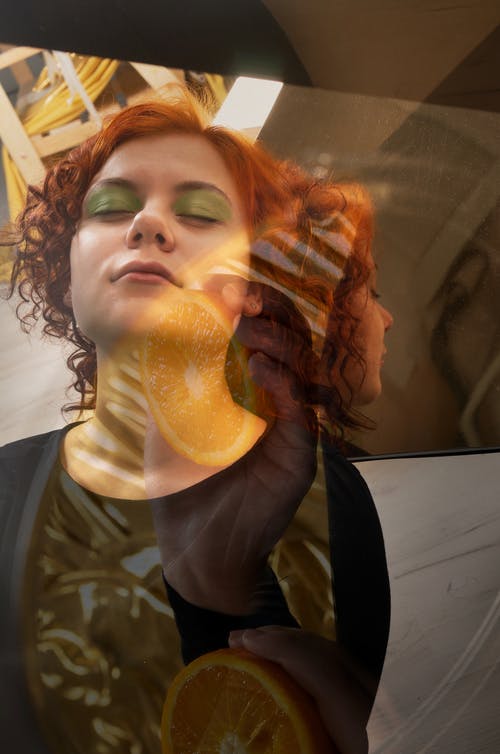 女人闭上眼睛的照片 · 免费素材图片