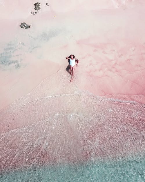 躺在海滩上的白色泳衣的女人 · 免费素材图片