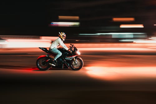 人骑摩托车在延时摄影中 · 免费素材图片