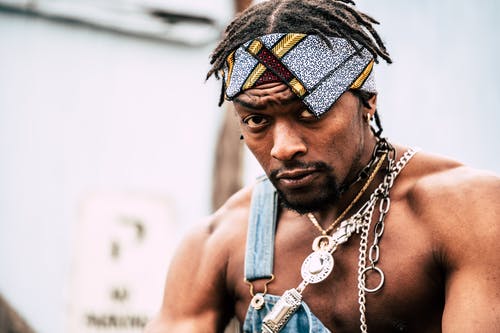 男子头戴头巾戴链子 · 免费素材图片