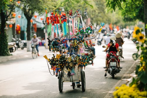 在绿色的宽街上的纪念品和玩具摊位 · 免费素材图片