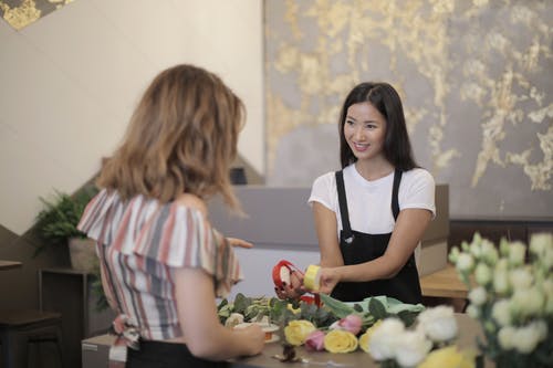 有关女性, 室内, 微笑的免费素材图片