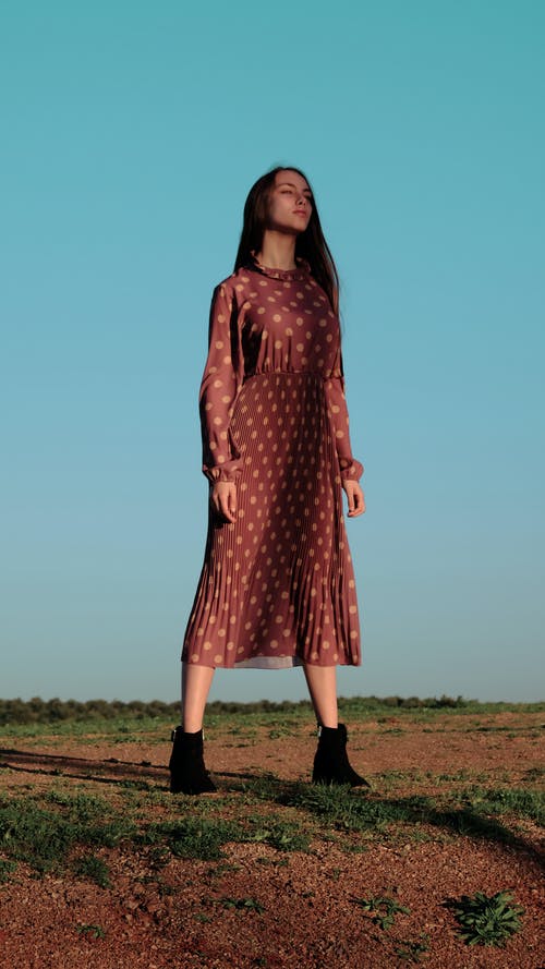 穿红色连衣裙的女人的照片 · 免费素材图片