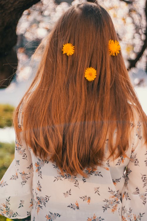 花装饰的年轻女子的长发 · 免费素材图片