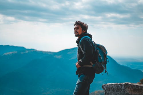 背着背包的男人穿的夹克 · 免费素材图片