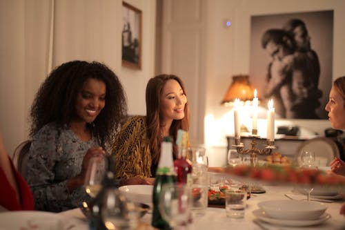 3名妇女坐在桌旁 · 免费素材图片