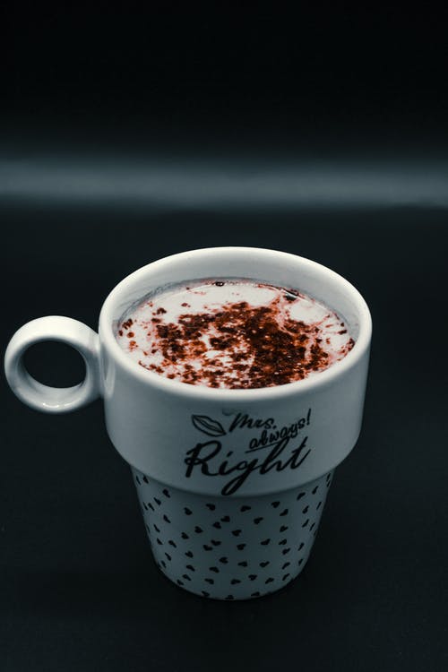 白色陶瓷杯拿铁咖啡 · 免费素材图片