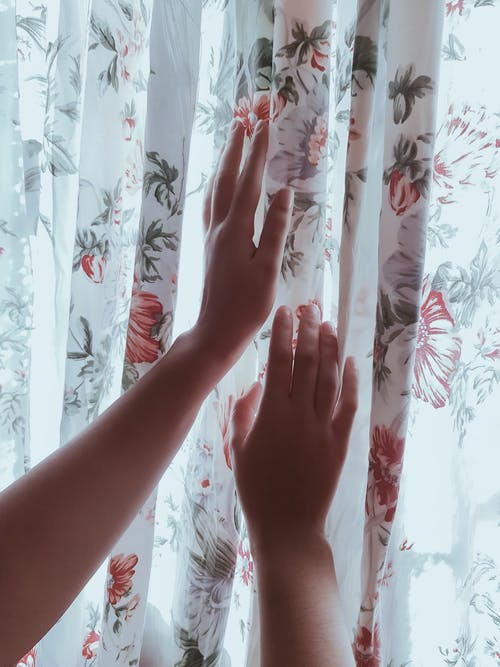 触摸窗帘的人的照片 · 免费素材图片