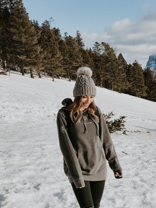 灰色的冬夹克，站在积雪的地面上的女人 · 免费素材图片