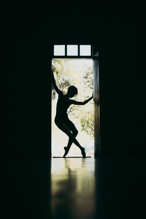 女人在门边跳舞的剪影 · 免费素材图片