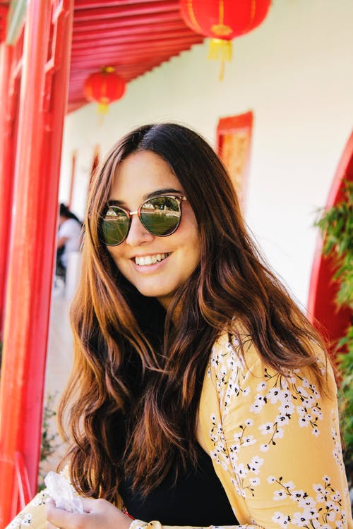 有关墨镜, 女人, 微笑的免费素材图片