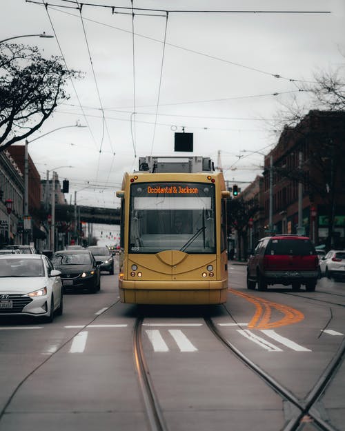 黄色电车在路上 · 免费素材图片