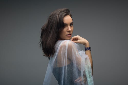 半透明的面纱的年轻性感女人 · 免费素材图片