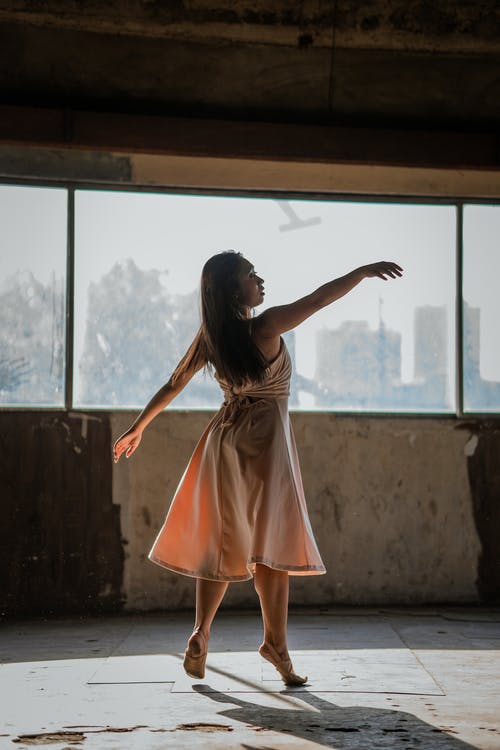 芭蕾舞女演员穿一件衣服 · 免费素材图片
