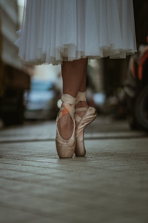 脚尖的芭蕾舞女演员 · 免费素材图片
