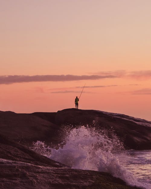 人在山上的轮廓 · 免费素材图片