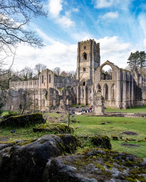 蓝蓝的天空下的混凝土建筑 · 免费素材图片