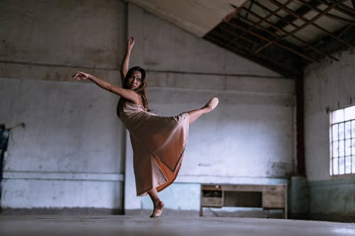 女人跳舞 · 免费素材图片