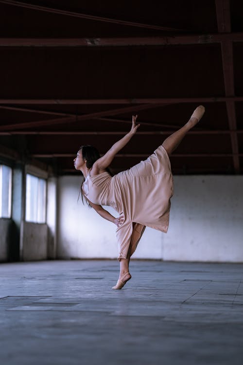女人在做芭蕾舞 · 免费素材图片