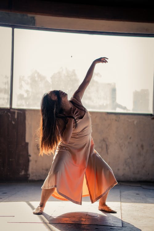 粉红色的服装跳舞的女人 · 免费素材图片