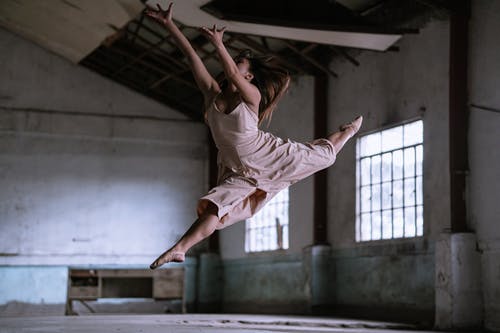 芭蕾舞女演员在废弃的大楼内跳舞 · 免费素材图片