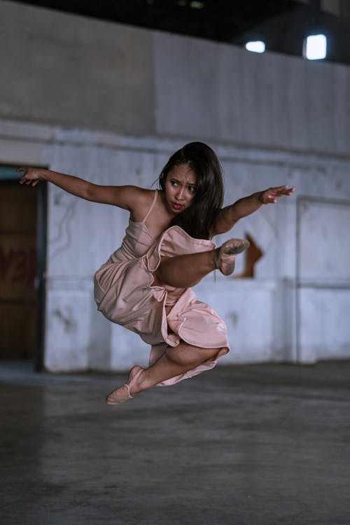 粉红色的裙子跳的女人 · 免费素材图片
