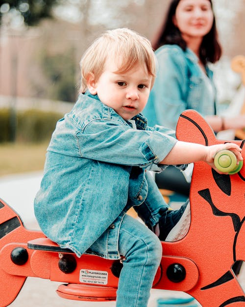 蓝色牛仔夹克的男孩 · 免费素材图片