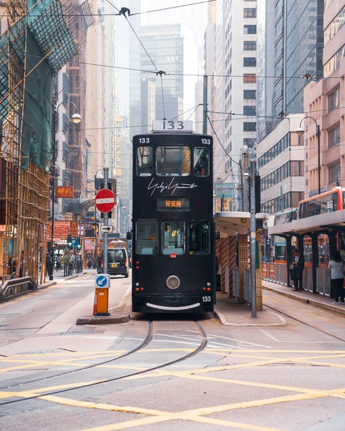黑色电车在大街上 · 免费素材图片