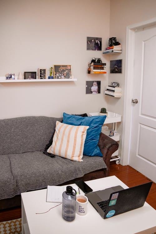 在白色的木桌上的便携式计算机 · 免费素材图片