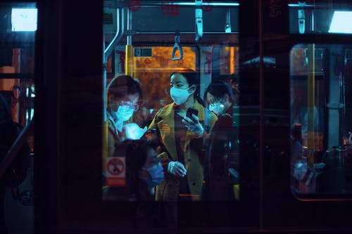 公交车里戴着口罩的人 · 免费素材图片