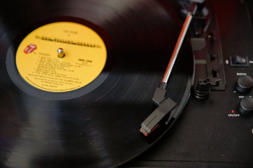 黑胶唱片机上的黑胶唱片 · 免费素材图片