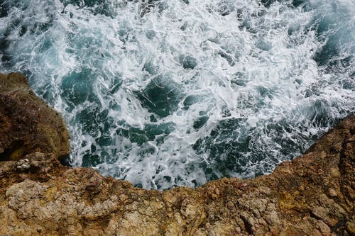 水浪击中布朗岩 · 免费素材图片
