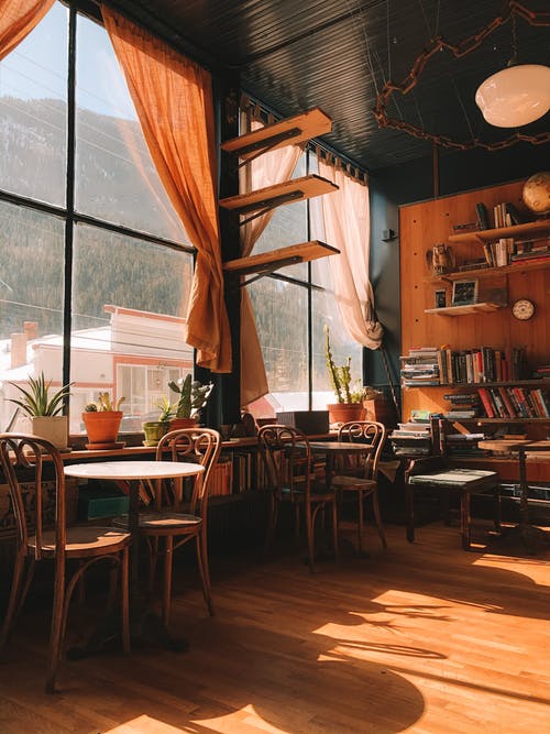 棕色木制餐桌椅 · 免费素材图片